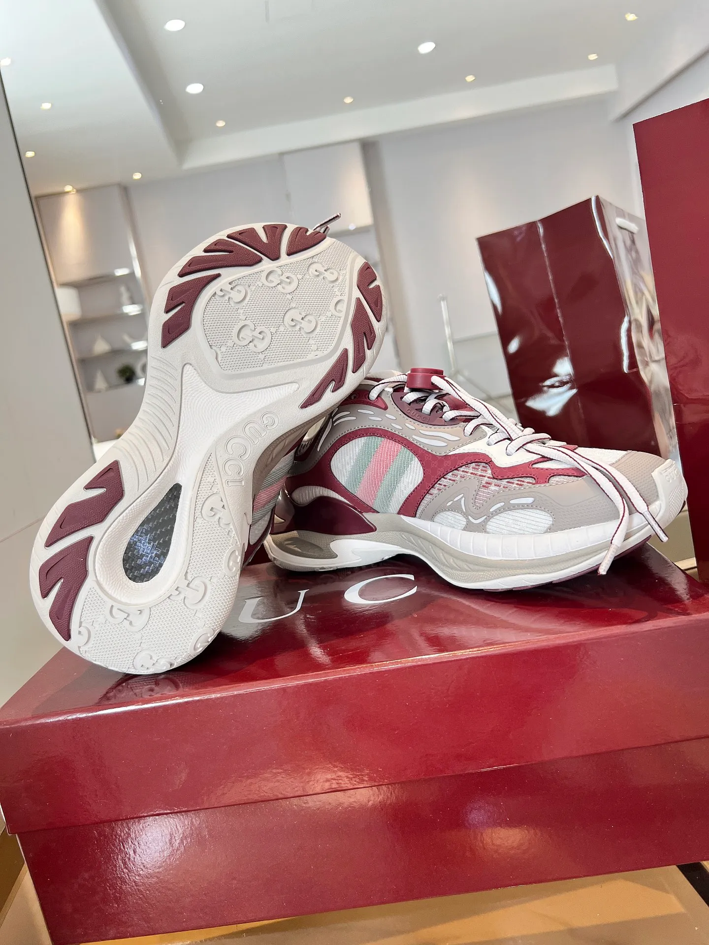 p900💰Men's shoes ❤️Gucci series 2.0 sneakers are made with heavy investment❤️‍🔥❤️‍🔥❤️‍🔥Renewed interpretation of the brand's iconic striped webbing elements😍😍When retro genes collide with futuristic design🎊🎊This new pair of Gucci shoes directly reaches the trend threshold💥 ✔️Color caron contrasting color + classic stripes, GG reflective piping, good visual impact, with high-light filter when out on the street ✔️Multi-layer structure of different materials, mesh breathability, leather shaping, outsole EVA foam and TPU combination😍😍😍Fashion and practicality are both online ✔️ The details are double G midsole + iconic double G lock shoelaces, the retro DNA is crazy and restless, and every step is based on the trendy aesthetic❤️❤️❤️❤️ Matching size: Male 39-45